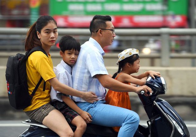 Ảnh: Người dân Hà Nội và TP.HCM mệt mỏi vì tắc đường trong ngày đầu tiên đi làm sau kỳ nghỉ lễ và đưa con đến trường khai giảng - Ảnh 28.