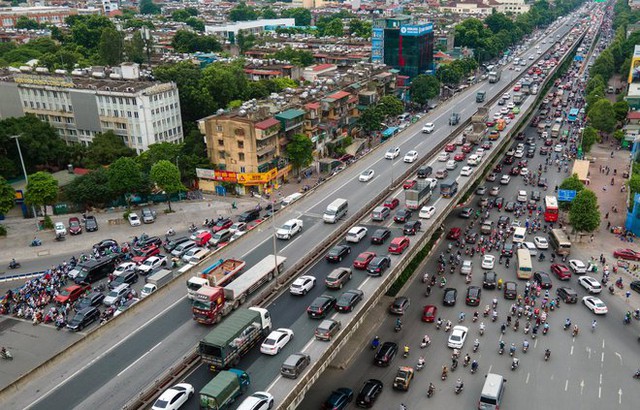 Ảnh: Người dân Hà Nội và TP.HCM mệt mỏi vì tắc đường trong ngày đầu tiên đi làm sau kỳ nghỉ lễ và đưa con đến trường khai giảng - Ảnh 35.