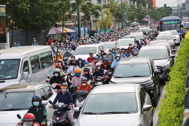  Ảnh: Người dân Hà Nội và TP.HCM mệt mỏi vì tắc đường trong ngày đầu tiên đi làm sau kỳ nghỉ lễ và đưa con đến trường khai giảng - Ảnh 9.