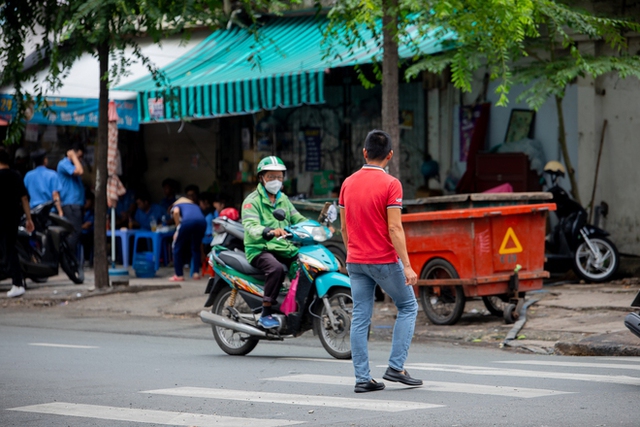  Ảnh: Khi vỉa hè không còn dành cho người đi bộ - Ảnh 10.