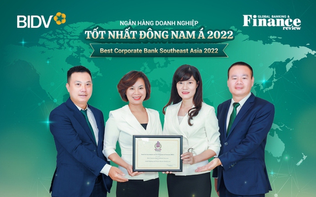 Đại diện BIDV nhận giải Ngân hàng dành cho Khách hàng doanh nghiệp tốt nhất Đông Nam Á năm 2022