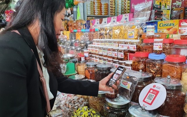 Hình thức thanh toán QR Code đã dần được tiểu thương và người tiêu dùng Đà Nẵng đón nhận khi đi mua sắm, tiêu dùng tại các chợ truyền thống