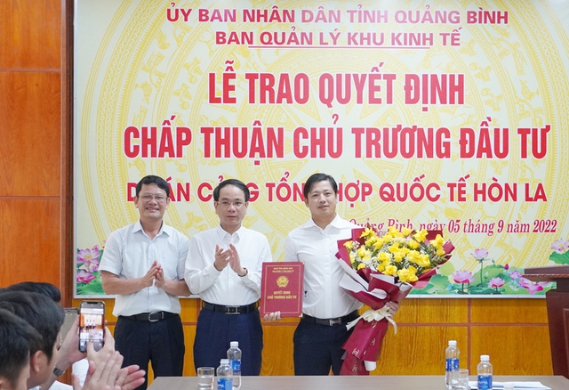 Trao chủ trương đầu tư Cảng quốc tế Hòn La - Ảnh 1.