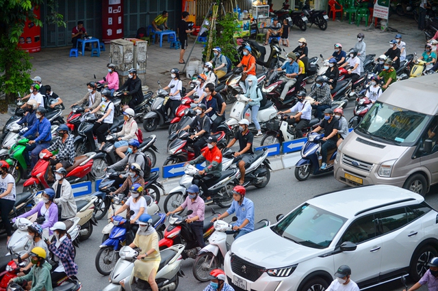  Đau đầu cảnh xe máy chạy bất chấp luật lệ, ngang nhiên vi phạm ngay trước mặt CSGT ở Hà Nội - Ảnh 14.