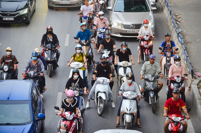 Đau đầu cảnh xe máy chạy bất chấp luật lệ, ngang nhiên vi phạm ngay trước mặt CSGT ở Hà Nội - Ảnh 15.