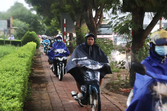 Đau đầu cảnh xe máy chạy bất chấp luật lệ, ngang nhiên vi phạm ngay trước mặt CSGT ở Hà Nội - Ảnh 22.