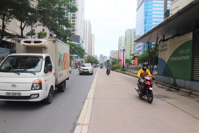  Đau đầu cảnh xe máy chạy bất chấp luật lệ, ngang nhiên vi phạm ngay trước mặt CSGT ở Hà Nội - Ảnh 24.