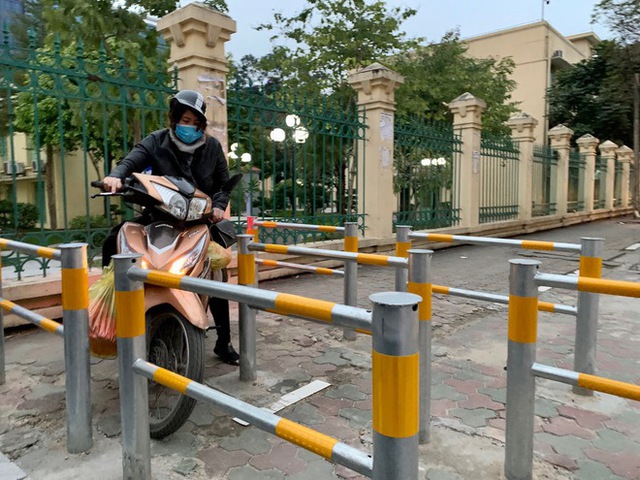  Đau đầu cảnh xe máy chạy bất chấp luật lệ, ngang nhiên vi phạm ngay trước mặt CSGT ở Hà Nội - Ảnh 25.