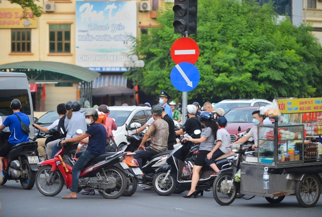  Đau đầu cảnh xe máy chạy bất chấp luật lệ, ngang nhiên vi phạm ngay trước mặt CSGT ở Hà Nội - Ảnh 5.