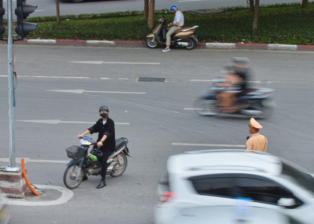  Đau đầu cảnh xe máy chạy bất chấp luật lệ, ngang nhiên vi phạm ngay trước mặt CSGT ở Hà Nội - Ảnh 6.