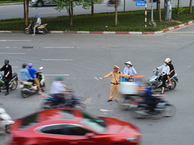  Đau đầu cảnh xe máy chạy bất chấp luật lệ, ngang nhiên vi phạm ngay trước mặt CSGT ở Hà Nội - Ảnh 8.