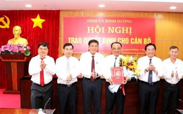 Ông Nguyễn Trung Tín (người ôm hoa) được bổ nhiệm làm Trưởng ban Quản lý các Khu công nghiệp tỉnh Bình Dương