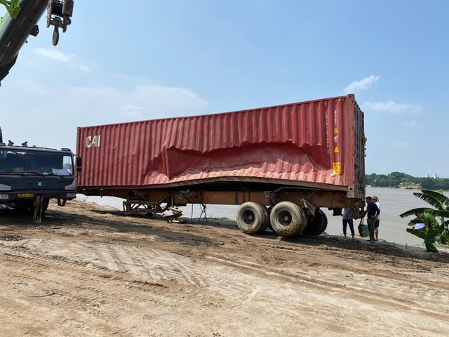 Hình ảnh container được trục vớt từ đáy sông Hồng - Ảnh 1.
