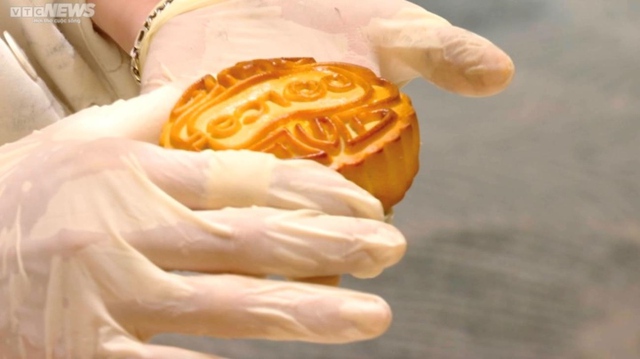 Close-up of the process of gilding super luxurious mooncakes in Hanoi - Photo 2.