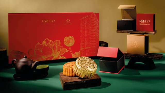 A close-up of the gold-plated process of super luxurious mooncakes in Hanoi - Photo 14.
