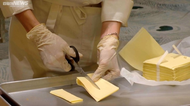 A close-up of the gold-plated process of super luxurious mooncakes in Hanoi - Photo 3.