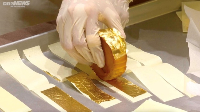 Close-up of the process of gilding super luxurious mooncakes in Hanoi - Photo 6.