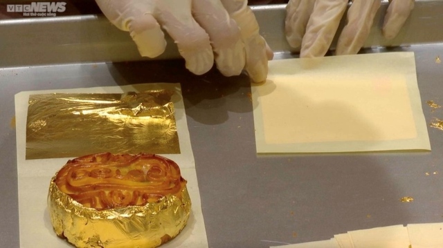 Close-up of the gold-plated process of super luxurious mooncakes in Hanoi - Photo 8.