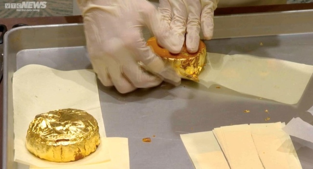 A close-up of the gold-plated process of super luxurious mooncakes in Hanoi - Photo 9.