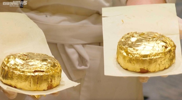 Close-up of the process of gilding super luxurious mooncakes in Hanoi - Photo 10.