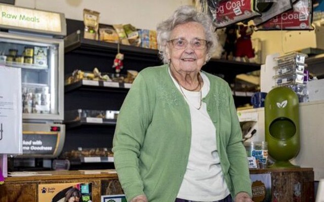 Cụ bà gần 100 tuổi vẫn chưa muốn nghỉ hưu, tuổi càng cao càng khao khát làm việc