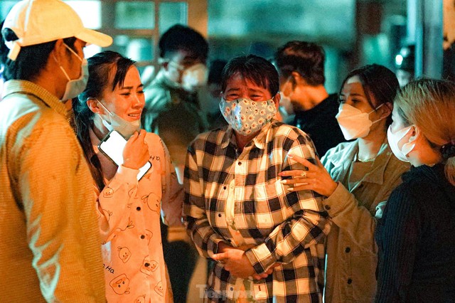Cháy quán karaoke khiến 32 người tử vong: Trắng đêm nhận diện người thân - Ảnh 2.