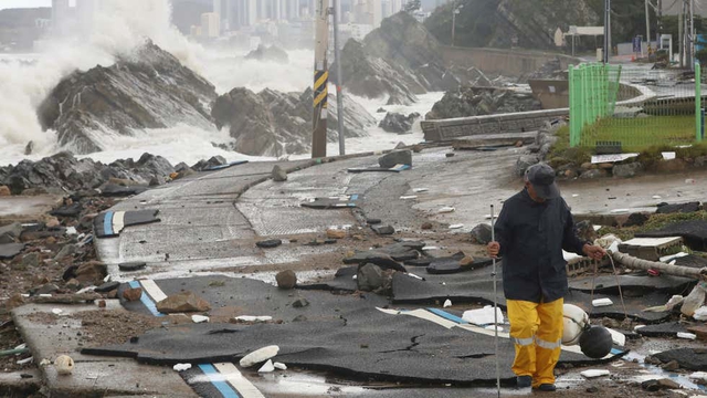 Miền Nam Hàn Quốc hoang tàn sau cơn bão lịch sử - Ảnh 2.