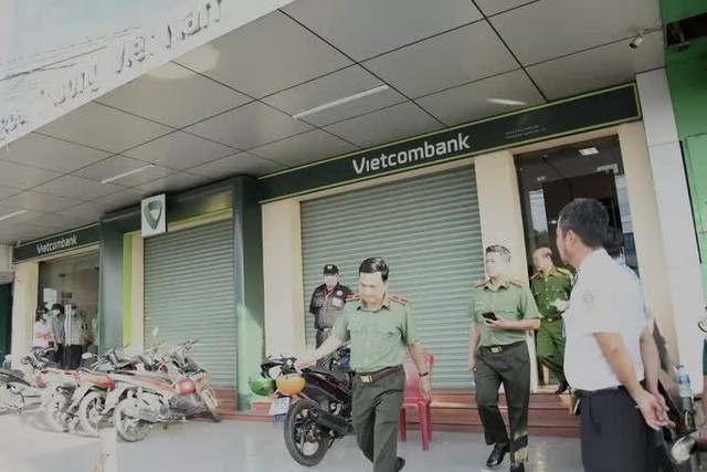 Nóng: Vừa xảy ra vụ cướp ở Ngân hàng, Thiếu tướng Nguyễn Sỹ Quang tới hiện trường - Ảnh 2.