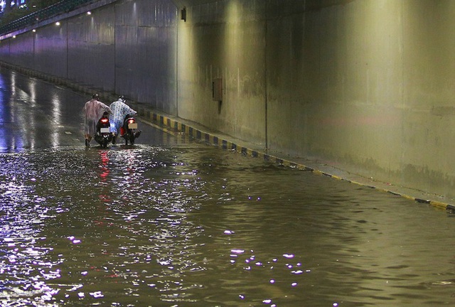 Hầm chui trăm tỷ ở Đà Nẵng lại ngập nước sau mưa, nhiều người bị ngã xe - Ảnh 15.