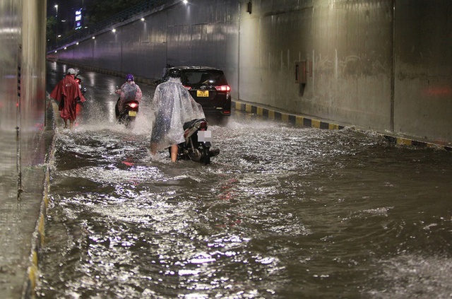 Hầm chui trăm tỷ ở Đà Nẵng lại ngập nước sau mưa, nhiều người bị ngã xe - Ảnh 16.