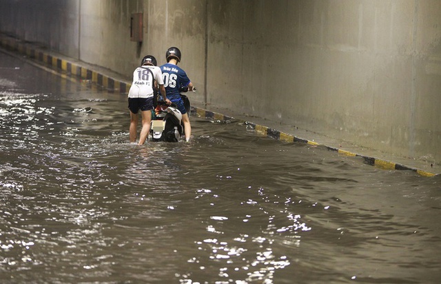 Hầm chui trăm tỷ ở Đà Nẵng lại ngập nước sau mưa, nhiều người bị ngã xe - Ảnh 17.