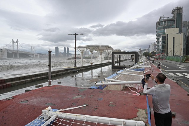 Miền Nam Hàn Quốc hoang tàn sau cơn bão lịch sử - Ảnh 22.