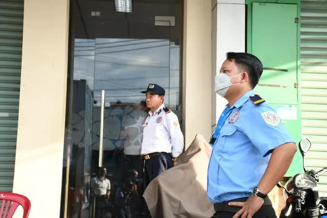 Nóng: Vừa xảy ra vụ cướp ở Ngân hàng, Thiếu tướng Nguyễn Sỹ Quang tới hiện trường - Ảnh 4.