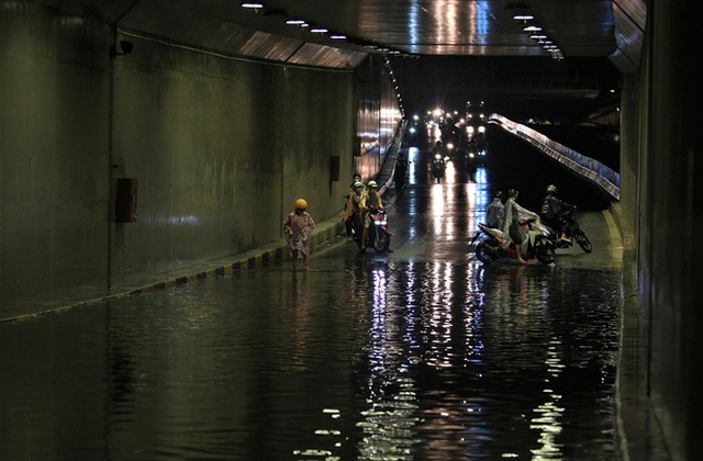 Hầm chui trăm tỷ ở Đà Nẵng lại ngập nước sau mưa, nhiều người bị ngã xe - Ảnh 6.