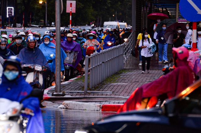 Ảnh: Đường phố Hà Nội ùn tắc nghiêm trọng sau cơn mưa buổi chiều, người dân chôn chân trên đường về nhà - Ảnh 5.