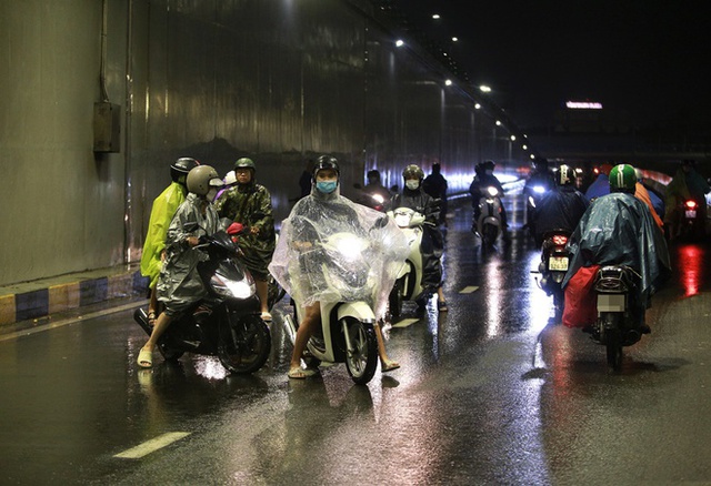 Hầm chui trăm tỷ ở Đà Nẵng lại ngập nước sau mưa, nhiều người bị ngã xe - Ảnh 7.