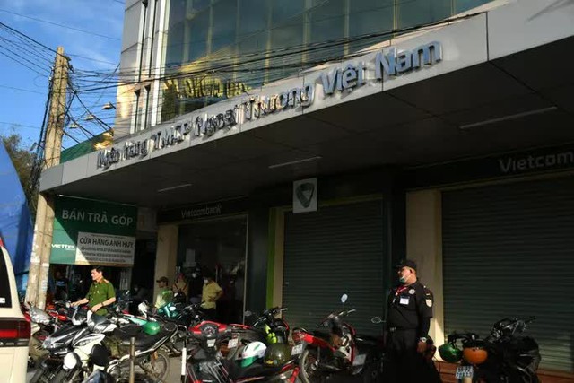 Nóng: Vừa xảy ra vụ cướp ở Ngân hàng, Thiếu tướng Nguyễn Sỹ Quang tới hiện trường - Ảnh 6.