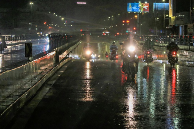 Hầm chui trăm tỷ ở Đà Nẵng lại ngập nước sau mưa, nhiều người bị ngã xe - Ảnh 8.