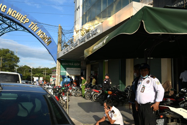 Nóng: Vừa xảy ra vụ cướp ở Ngân hàng, Thiếu tướng Nguyễn Sỹ Quang tới hiện trường - Ảnh 7.