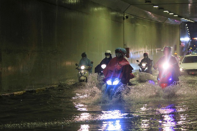 Hầm chui trăm tỷ ở Đà Nẵng lại ngập nước sau mưa, nhiều người bị ngã xe - Ảnh 11.