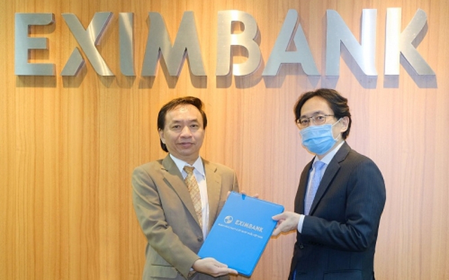 Ông Yasuhiro Saitoh – tại thời điểm 8/9/2020 là Chủ tịch HĐQT Eximbank (bên phải) trao Quyết định bổ nhiệm ông Trần Tấn Lộc giữ chức vụ Tổng Giám đốc của ngân hàng. Ảnh: Eximbank