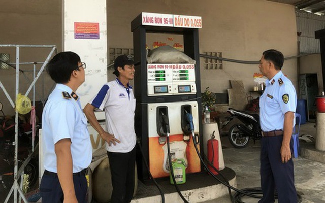Lực lượng quản lý thị trường tỉnh An Giang kiểm tra các cây xăng dầu trên địa bàn - Ảnh: MINH KHANG