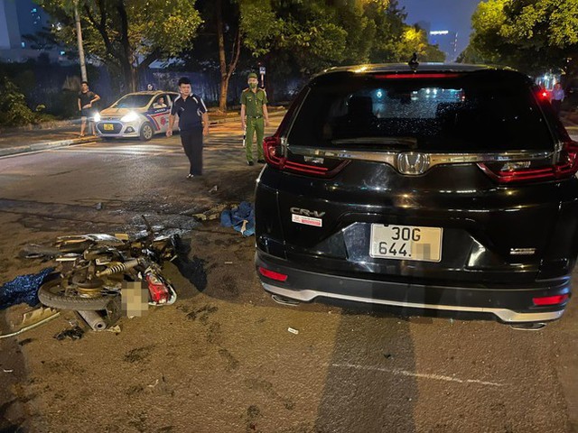 Tài xế ô tô nghi say xỉn, gây tai nạn liên hoàn trên đường phố Hà Nội - Ảnh 2.