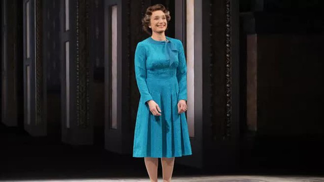 Những lần Nữ hoàng Elizabeth II được thể hiện trên màn ảnh: Có diễn viên vô cùng giống nguyên mẫu - Ảnh 2.
