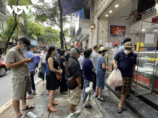 Dòng người xếp hàng mua bánh Trung thu truyền thống trên phố Thụy Khuê, Hà Nội - Ảnh 1. Dòng người xếp hàng mua bánh Trung thu truyền thống trên phố Thụy Khuê, Hà Nội - Ảnh 1.