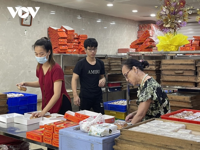 Dòng người xếp hàng mua bánh Trung thu truyền thống trên phố Thụy Khuê, Hà Nội - Ảnh 9. Dòng người xếp hàng mua bánh Trung thu truyền thống trên phố Thụy Khuê, Hà Nội - Ảnh 9.