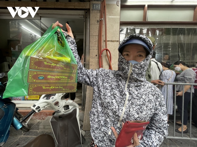 Dòng người xếp hàng mua bánh Trung thu truyền thống trên phố Thụy Khuê, Hà Nội - Ảnh 7. Dòng người xếp hàng mua bánh Trung thu truyền thống trên phố Thụy Khuê, Hà Nội - Ảnh 7.