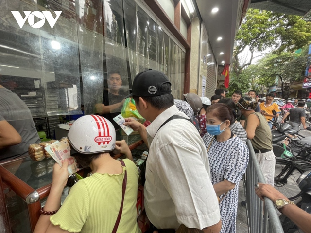 Dòng người xếp hàng mua bánh Trung thu truyền thống trên phố Thụy Khuê, Hà Nội - Ảnh 5. Dòng người xếp hàng mua bánh Trung thu truyền thống trên phố Thụy Khuê, Hà Nội - Ảnh 5.