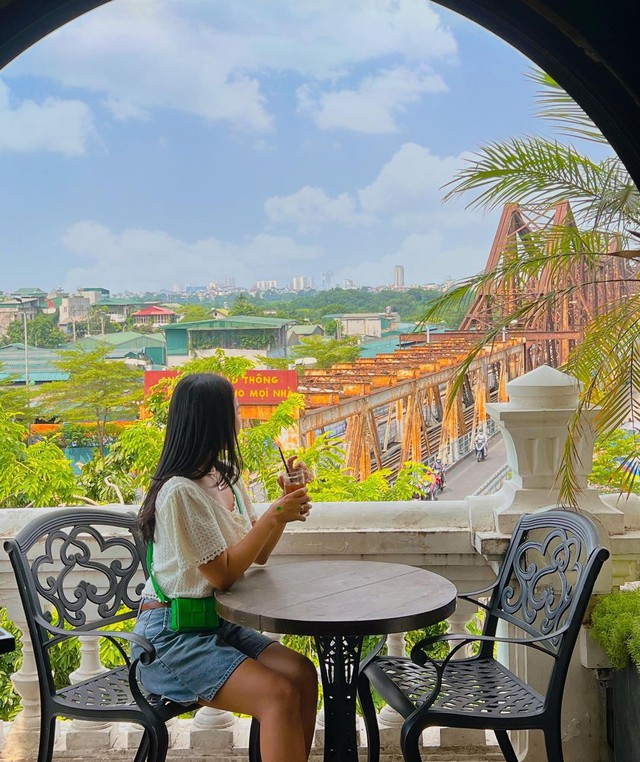 Lap at 3 high-rise cafes with beautiful views to enjoy Hanoi's autumn - Photo 2.