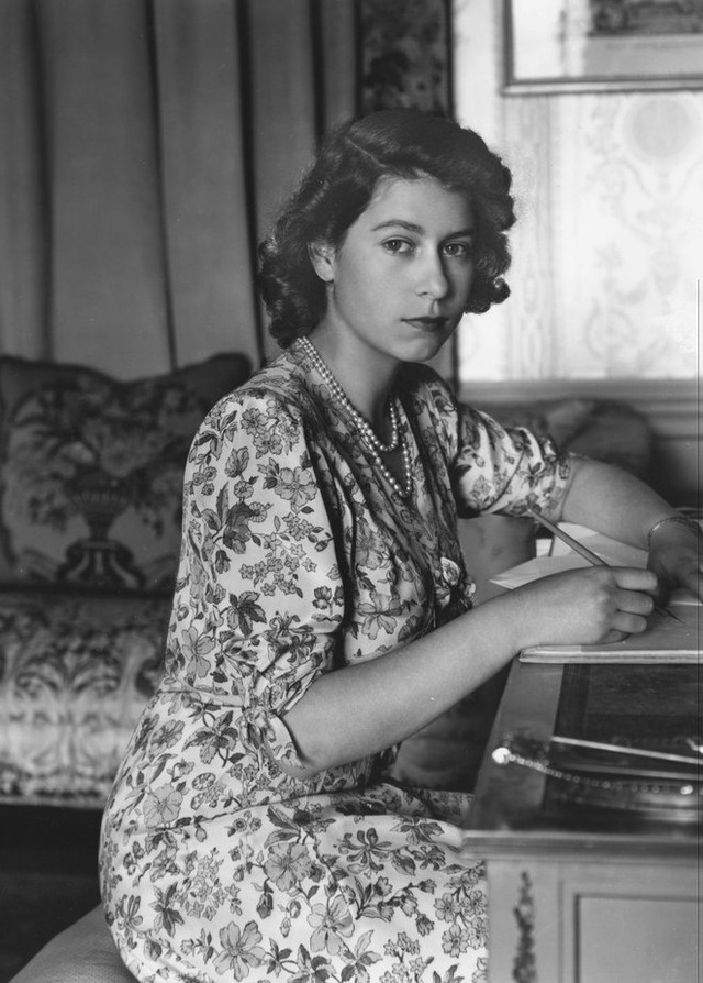 Cuộc đời lẫy lừng của Nữ hoàng Elizabeth II - vị quân vương trị vì 70 năm đã trở thành biểu tượng nước Anh - Ảnh 8. Cuộc đời lẫy lừng của Nữ hoàng Elizabeth II - vị quân vương trị vì 70 năm đã trở thành biểu tượng nước Anh - Ảnh 8.